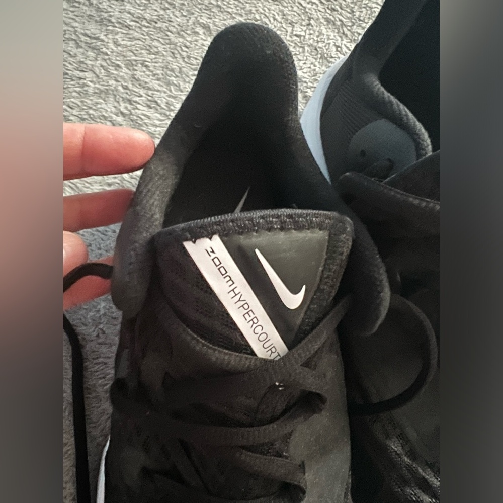 New never worn Nike Zoom Hyper court black sneakers size 9